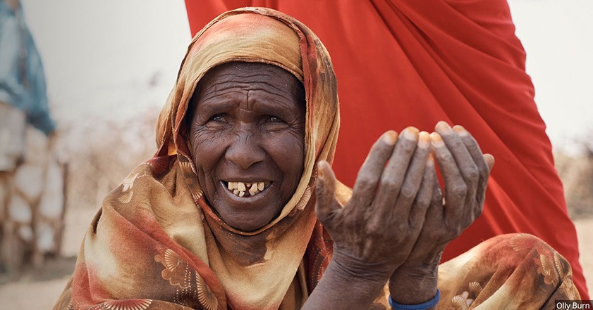Frau mit orangenem Kopftuch in Somaliland