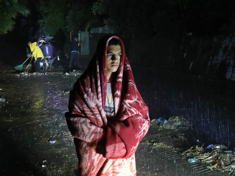 Ein Mann steht im Regen während der Sturm Daniel in Libyen wütet