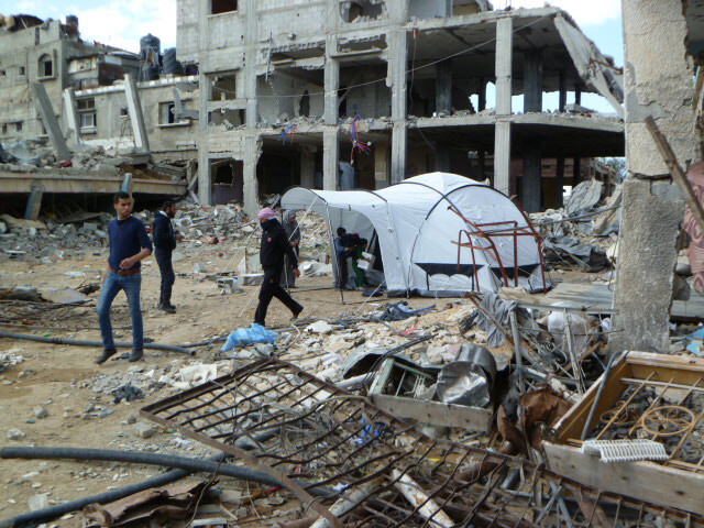 Ein Zelt inmitten von zerstörten Häusern in Gaza