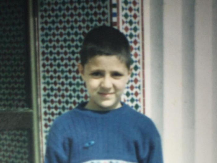 Ein Junge in blauem Pullover