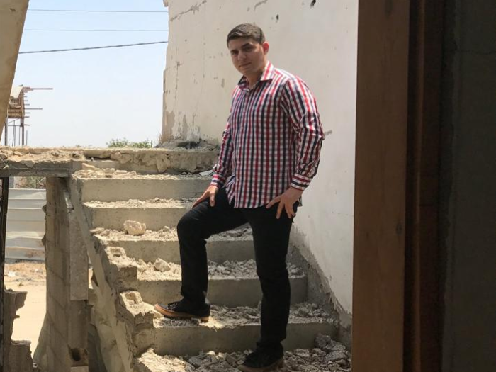 Ein Mann steht auf der Treppe eines zerstörten Hauses in Gaza