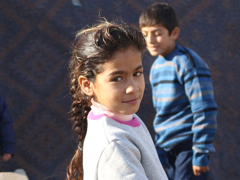 Kinder vor einem Zelt in Syrien