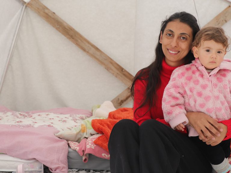 Eine Frau und ein Kind in einem Zelt in der Türkei