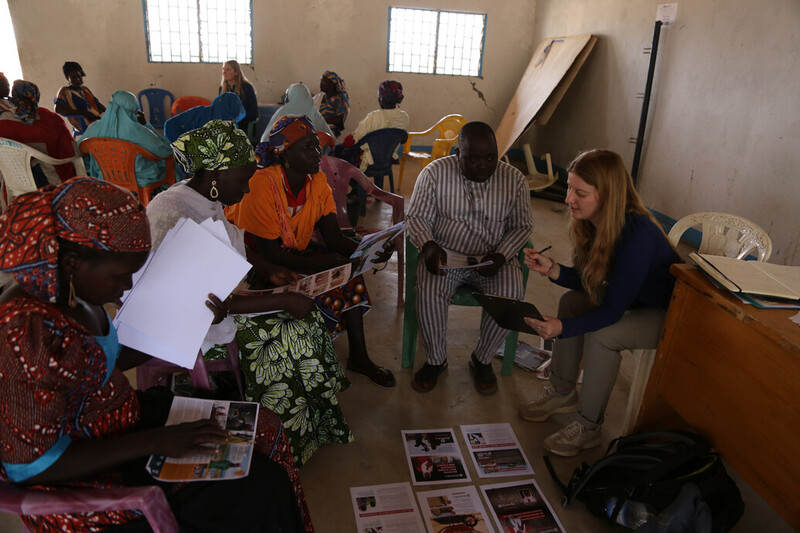 Ein Mitglied des ShelterBox-Teams spricht mit Menschen in einem Gebäude in Kamerun.