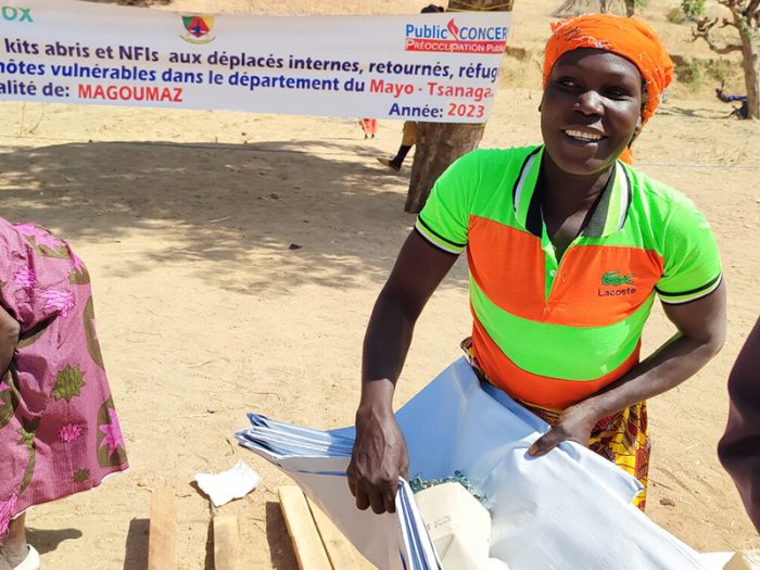 Eine Frau mit Hilfsgütern