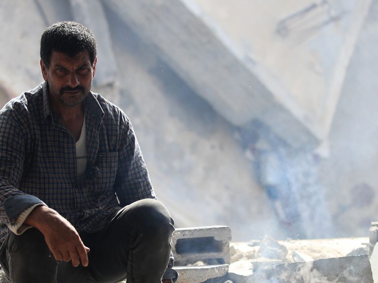 Ein Mann in zerstörten Gebäuden in Gaza