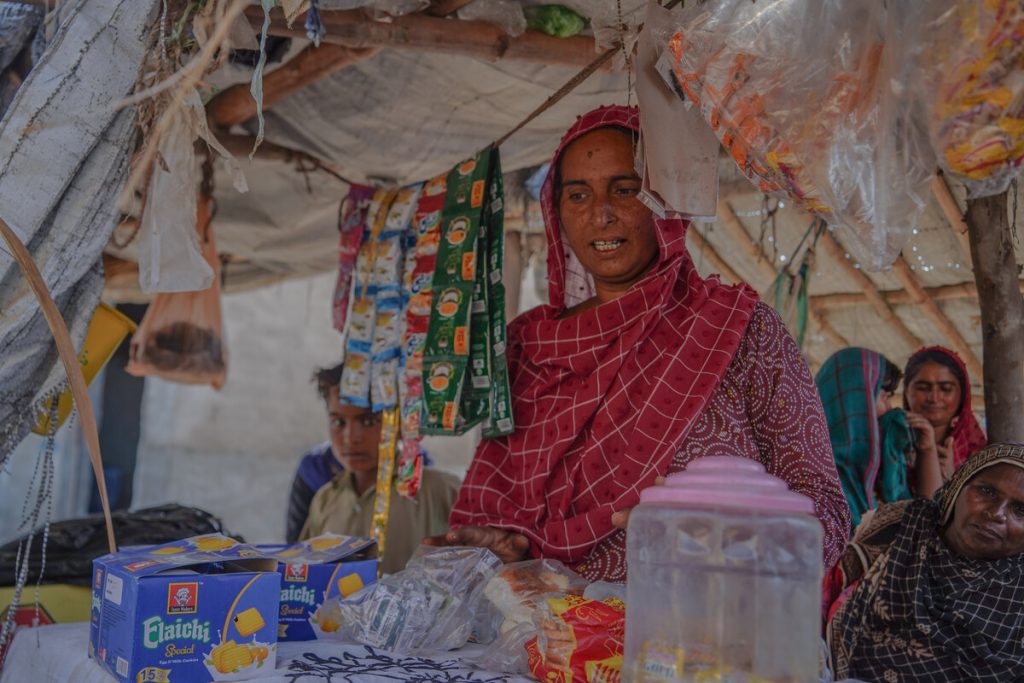 Frau in einem Tuck Shop in Pakistan
