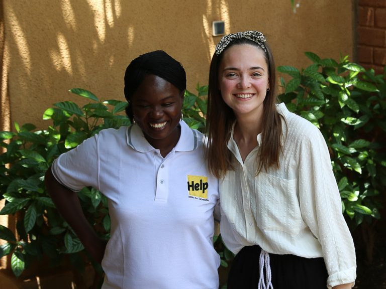 Zwei lächelnde Frauen in Burkina Faso