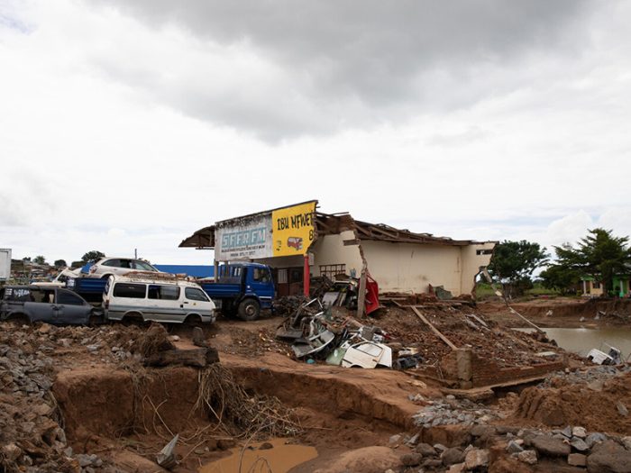 Beschädigte Gebäude und Straßen in Malawi
