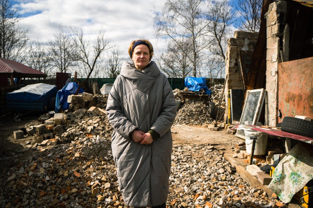 Frauen stehen in den Trümmern eines zerstörten Hauses in der Ukraine
