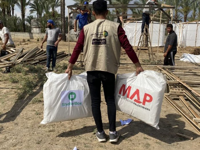 Ein Mann trägt Hilfsgüter in Gaza