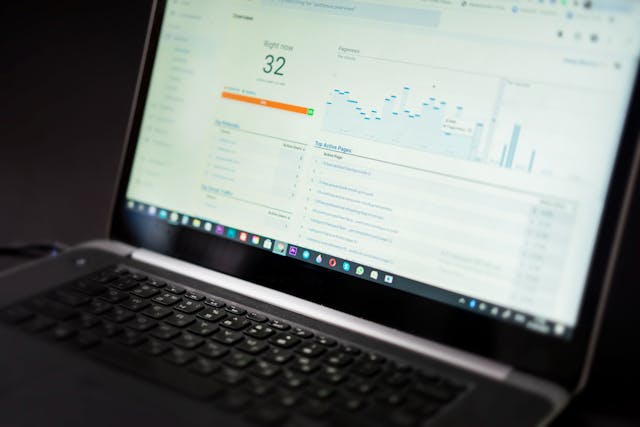 Laptop mit SEO-Statistik